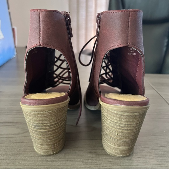 LIKE NEW Booties - Picture 5 of 8